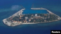 资料照:鸟瞰位于斯普拉特利群岛(中国称为南沙群岛)的越南称作双子西岛,中国称作南子岛的岛礁。(2017年4月21日)