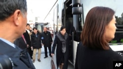 前去参加韩国平昌冬奥会的朝鲜艺术代表团负责人抵达江源道的艺术中心,走下大巴车 (2018年1月21日)