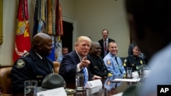 川普总统在白宫罗斯福室会晤亚特兰大一座州际高速公路立交桥倒塌后的紧急响应人员。(2017年4月13日)