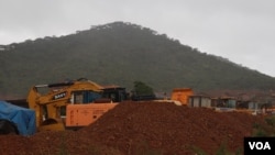 中非汇金在津巴布韦盘赫龙格地区的矿场上高耸的机械和堆积的矿石 (2024年9月17日) (美国之音/伊诺斯·丹赫尔)