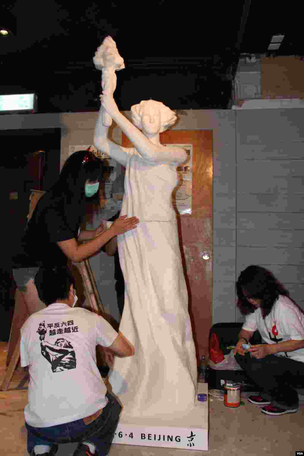 香港支联会将民主女神像运送到六四纪念馆竖立(美国之音图片/海彦拍摄)