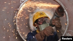 中国浙江省湖州市一家钢件厂的工人在工作。(2020年5月17日)