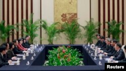 台湾陆委会主委王王郁琦率领的台湾代表团与中国国台办主任张志军率领的北京代表团在南京会晤。(2014年2月11日)