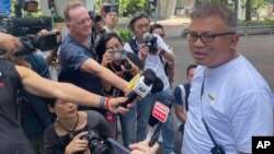 被法官判处“阻差办公罪”的香港记者协会主席陈朗升获得保释后在法庭外回答记者提问