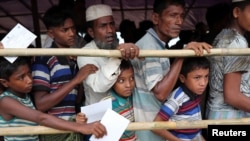 在孟加拉国的难民营,罗兴亚难民等待救济中心发肉。(2018年8月23日)