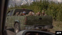 资料照:一辆从俄罗斯边境方向驶来的乌克兰军车上载有身穿俄罗斯军装、被蒙着眼睛的一群男人。(2024年8月13日)