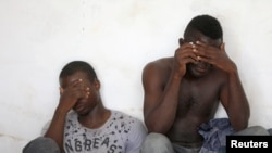 试图前往欧洲途中在地中海上被利比亚救出的两名船民 (2018年7月16日)