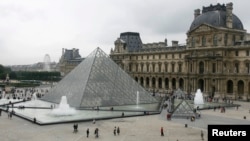 Tư liệu -Viện Bảo Tàng Louvre ở Paris, với Kim Tự tháp bằng kính do kiến trúc sư Mỹ gốc Hoa I.M. Pei thiết kế. Ảnh chụp ngày 6/8/2007. REUTERS/Regis Duvignau