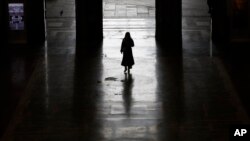 一位孤独的旅客离开米兰火车站。