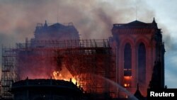 法国消防员正在试图扑灭巴黎圣母院的大火。(2019年4月15日)