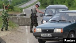 Dân quân thân Nga khám xét một chiếc xe tại chốt kiểm soát bên ngoài làng Schastya, 25 km từ thành phố miền đông Lugansk của Ukraine, ngày 14/5/2014.
