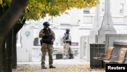 袭击案发生后,警察守卫在渥太华市中心的国家战争纪念碑附近。(2014年10月23日)