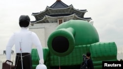 台湾民众参观台北自由广场中正纪念堂前为纪念六四事件30周年摆放的一个中国军队的坦克气球。(2019年5月21日)