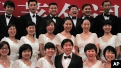 演出结束后,外企合唱团成员和指挥夏小汤(前排中)合影