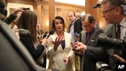 美国众议院少数党领袖佩洛西做了八个多小时的发言后同记者讲话。(2018年2月7日)