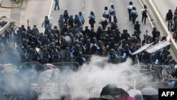 数万抗议民众包围香港立法会,香港警方与抗议者发生冲突。(2019年6月12日)