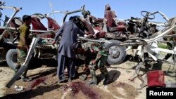 Giới chức an ninh Pakistan tại hiện trường vụ nổ bom ở Quetta, ngày 23/5/2013.