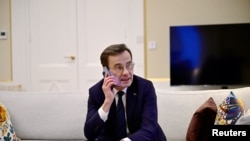 在斯德哥尔摩的政府总部,瑞典首相克里斯特松在收到匈牙利议会有关批准瑞典加入北约的表决结果之际通电话。(2024年2月26日)