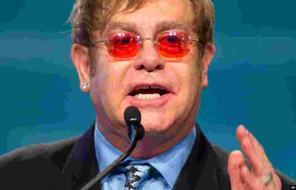 Ca sĩ Anh Elton John phát biểu trước hội nghị, 23/7/2012.