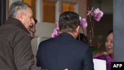 2018年12月12日,华为首席财务官孟晚舟在温哥华获准保释回家后,几位从带有中国领事馆车牌的汽车中下来的人登门给孟晚舟献花。