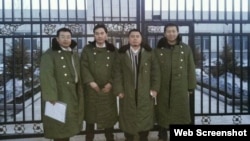 江天勇(左一)在“法制教育基地”前与另三位律师(张俊杰、王成、唐吉田)合影(网络图片)