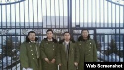 在“法制教育基地”前的四位律师,左第一人为江天勇 (网络图片)