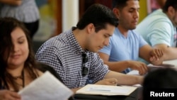 芝加哥青年无证移民在移民局填写表格重新申请“儿童递解延期计划”。 (2017年9月10日)