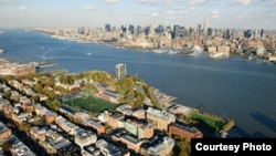 在纽约哈德逊河畔,史蒂文斯理工学院校区与纽约市曼哈顿隔河相望(Jeffrey Vock Photography)