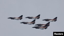 资料照:中国空军歼10战机表演队参加巴基斯坦阅兵日前的彩排。(2019年3月18日)