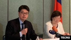 台湾陆委会副主委邱垂正(图左)2019年9月19日在台湾驻美代表处举行记者会(台湾驻美代表处照片)