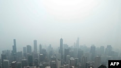 加拿大野火导致的烟雾笼罩芝加哥天际线。(2023年6月27日)