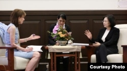 台湾总统蔡英文7月18日在总统府接受了华盛顿邮报资深副主编韦茅斯的专访(台湾总统府提供)