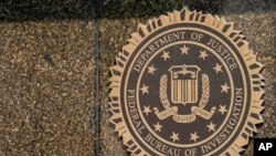资料照片:位于华盛顿的联邦调查局总部胡佛大楼的徽印标识。(2023年6月9日)