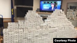 美国俄勒冈州泰格德市警方查获的苹果手机(图片来源:泰格德市警方官方推特)