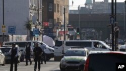 2017年6月19日,法医和警察在发生车辆撞人事件的北伦敦芬斯伯雷公园清真寺附近。