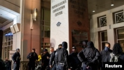 Cảnh sát Philadelphia tụ tập bên ngoài Trung tâm Hội nghị Philadelphia sau khi điều tra một âm mưu nhằm tấn công địa điểm kiểm phiếu trong cuộc bầu cử TT Mỹ 2020. Ảnh chụp ngày 6/11/2020. REUTERS/Eduardo Munoz