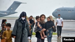 从阿富汗撤离的民众抵达印度空军基地(2021年8月22日)