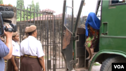 杨凤兰在警方的押送下前往法庭(美国之音斯瓦西里语组提供)