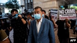 香港壹传媒创始人黎智英抵达西九龙警局。(2020年10月15日)