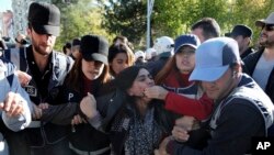 2016年11月4日在土耳其东南部城市迪亚巴克尔发生炸弹爆炸之后,警方逮捕一名抗议者。