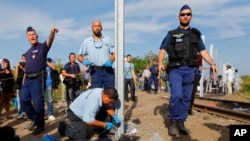 匈牙利警方关闭了该国南部与塞尔维亚之间的边界线并开始修建一道围墙 (2015年9月14日)