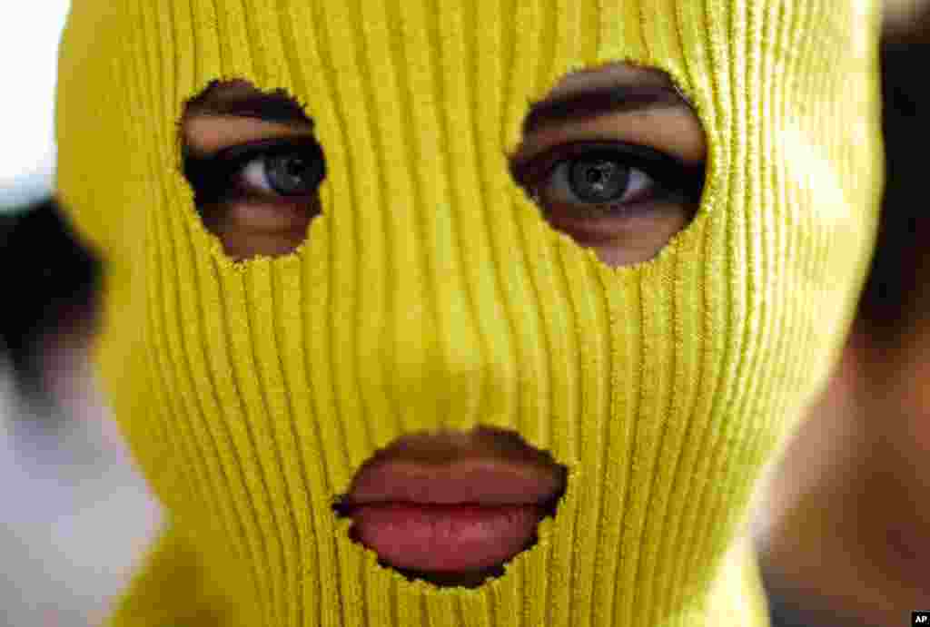 Một người ủng hộ ban nhạc rock Nga Pussy Riot  mang mặt nạ biểu tình bên ngoài đại sứ quán Nga ở Berlin, Đức