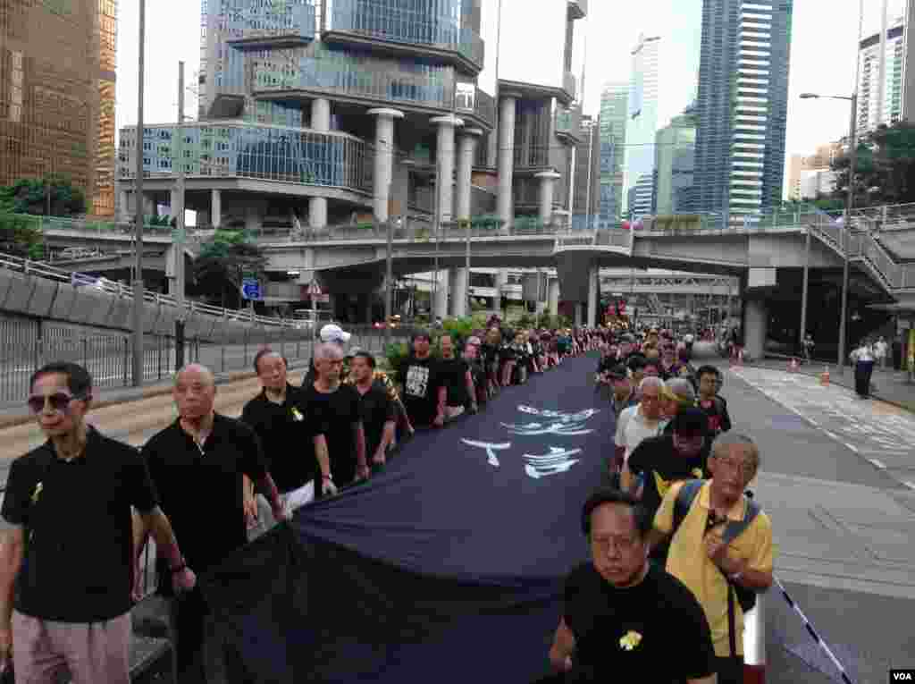 和平占中发起黑布大游行抗议假普选 （美国之音海彦拍摄）