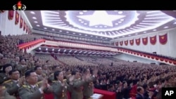 2016年5月6日，朝鲜官方电视台的电视画面截图中，朝鲜劳动党代表起立鼓掌。