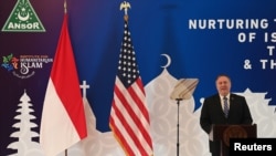 美国国务卿蓬佩奥在印度尼西亚向伊斯兰组织“伊斯兰教士联合会”青年派安索青年运动发表讲话。(2020年10月29日)