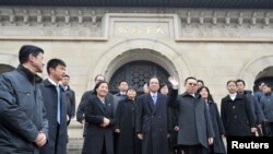 台湾陆委会主委王郁琦在南京祭拜中山陵后向人群挥手致意。(2014年2月12日)