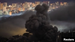 以色列持续向黎巴嫩真主党发动攻势,在一次行动后,贝鲁特南部郊区冒出浓烟滚滚。(路透社:2024年11月21日)