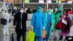 在德国法兰克福国际机场准备搭乘飞机回国的中国旅客。(2020年3月29日)