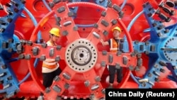 中国工人在浙江省湖州市的一个地下铁路的车站施工现场。(2024年10月17日)