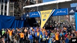 Các vận động viên, cùng với bạn bè và gia đình, chụp ảnh tại mức đến của cuộc đua marathon ở Boston, một ngày trước khi cuộc đua bắt đầu, 20/4/2014.